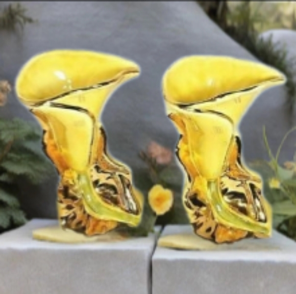 Enchanting Retro Calla Lily Vases Adorned with 24kt Gold Trim for a Cozy Cottage - Picture 2 of 8
